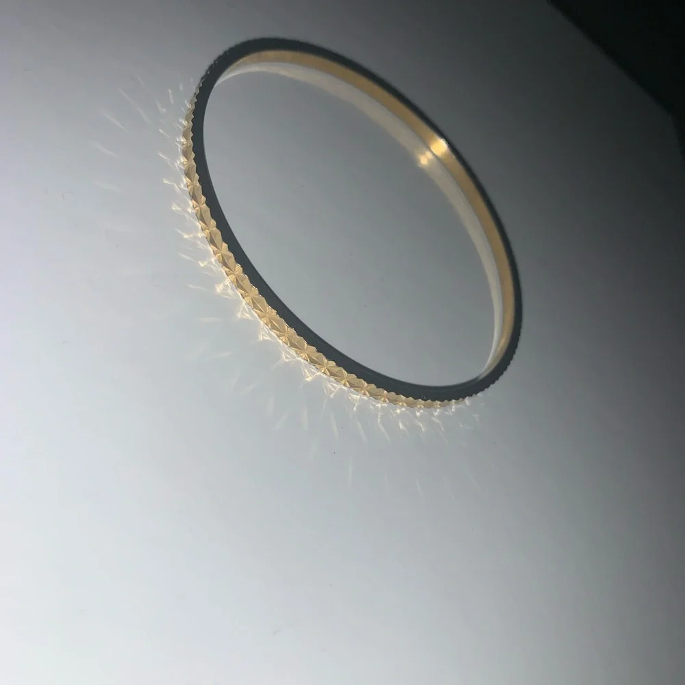 Gold bangle - Picture 1 of 2